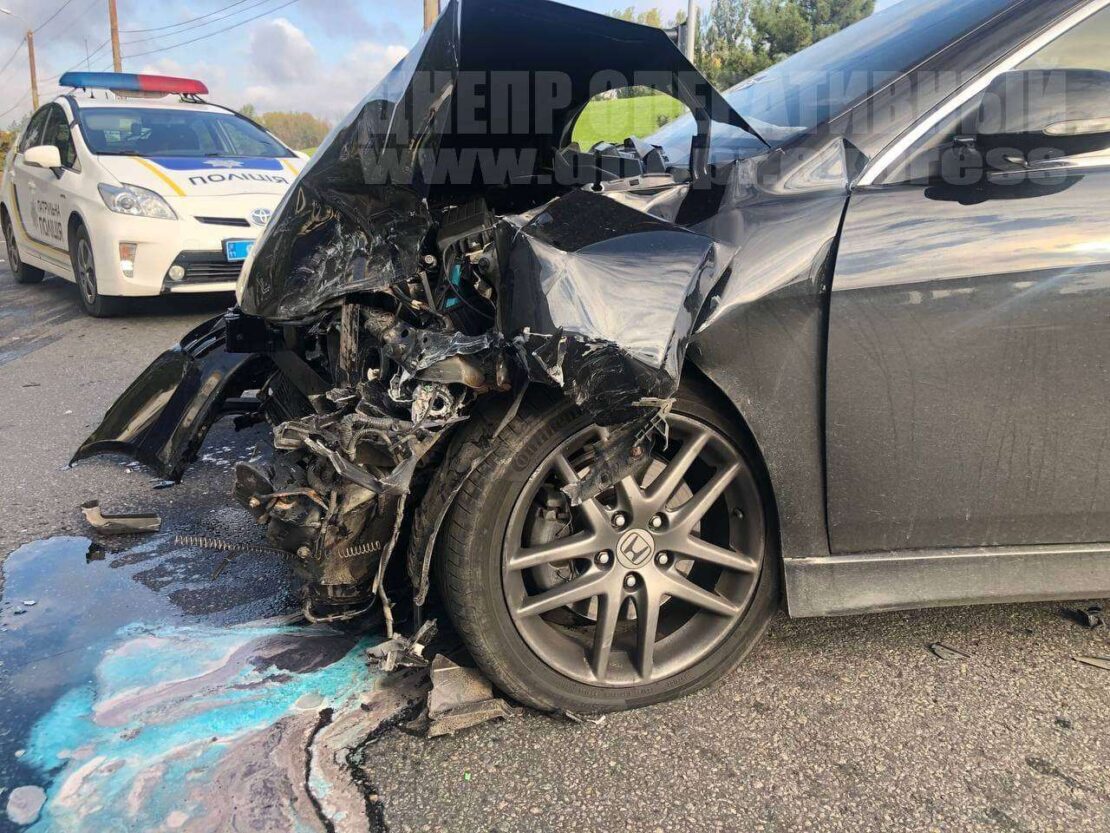 Жесткое ДТП в Днепре возле яхт-клуб "Січ": Tiburon влетел в Honda, пострадало два человека (видео момента)