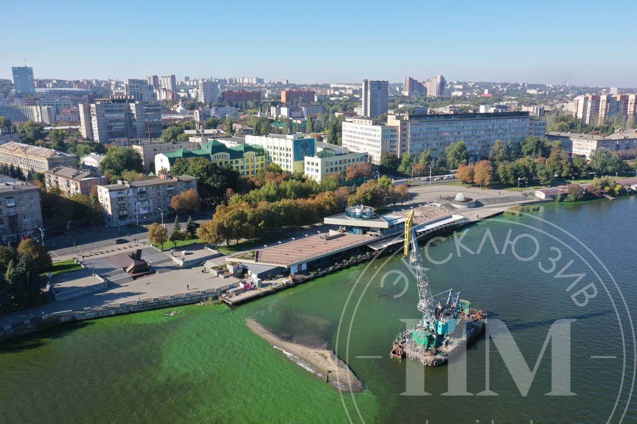 Убирают искусственный остров (Фото) - новости Днепра