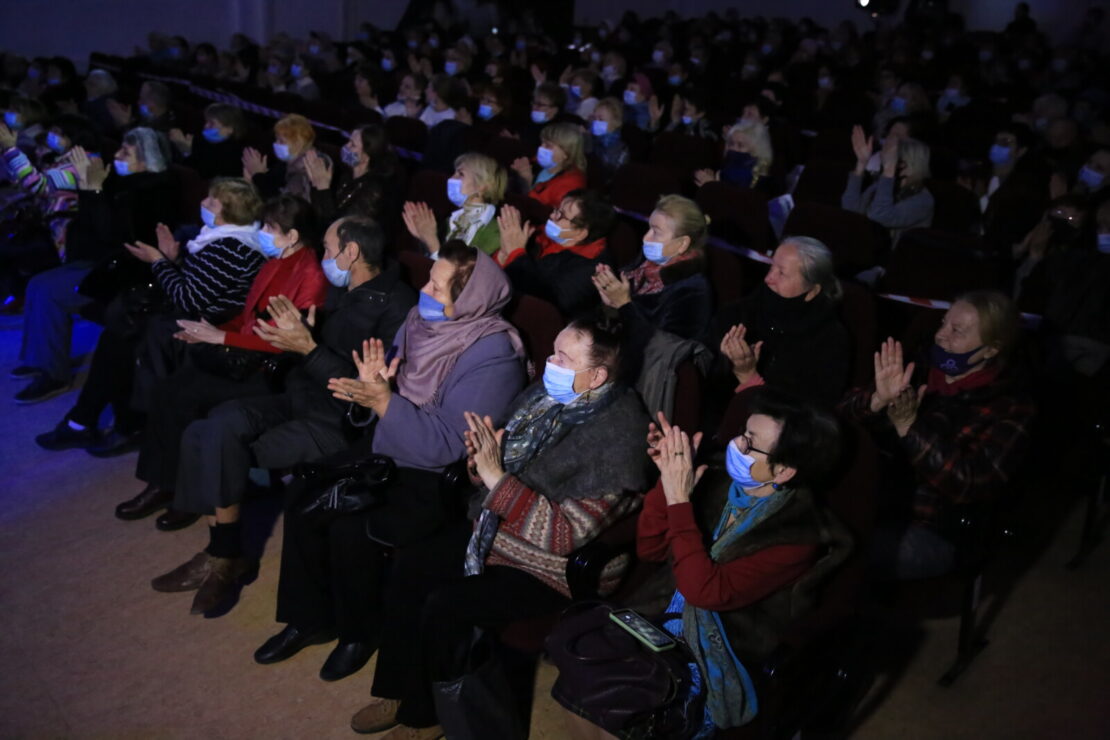 Вакцинированы и в средствах индивидуальной защиты: слушатели Университета третьего возраста посетили концерт в филармонии