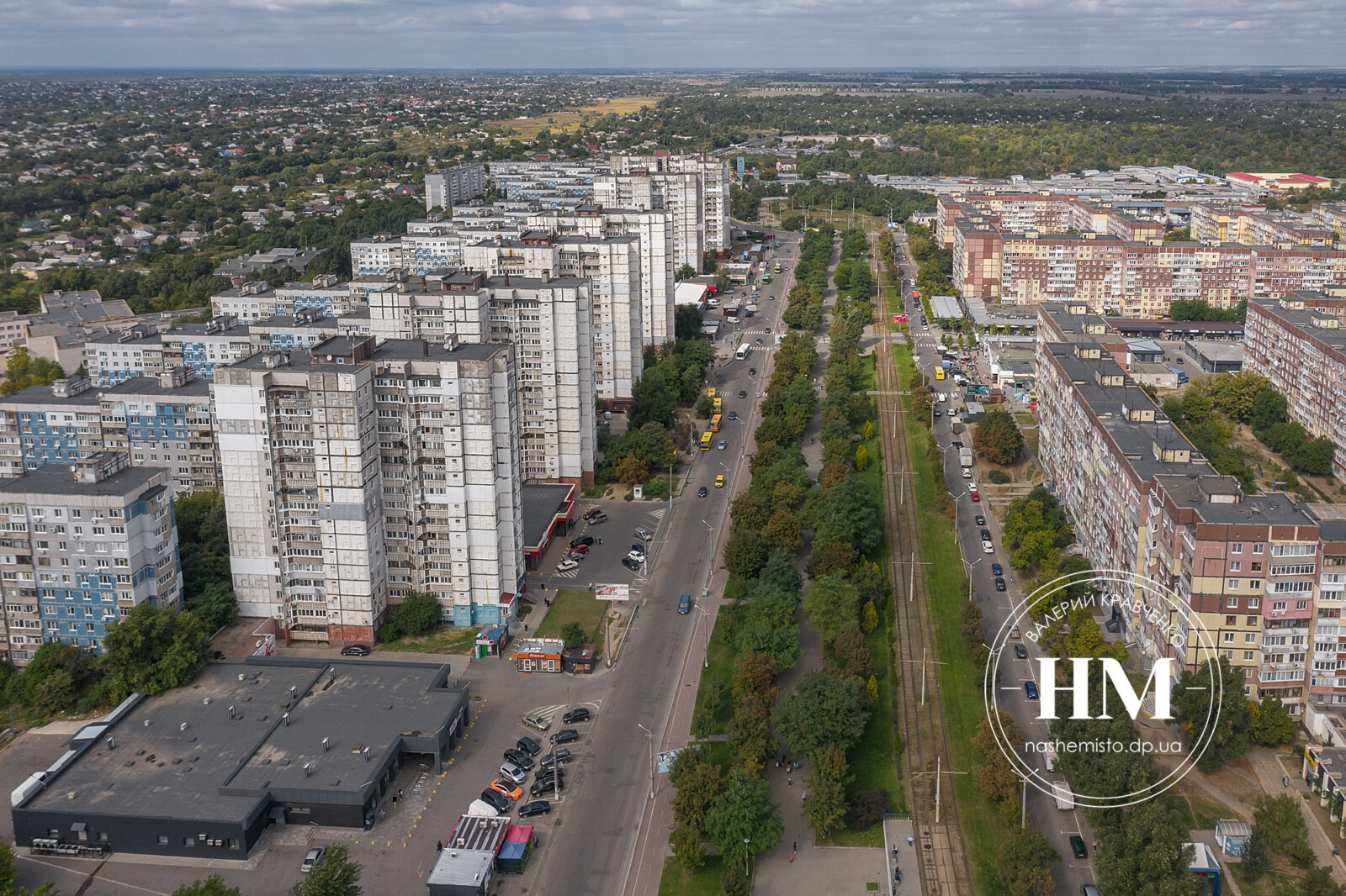 16-этажные белые «небоскребы» и зеленая аллея на пр. Мира: ж/м Левобрежный-3 с высоты (Фото)