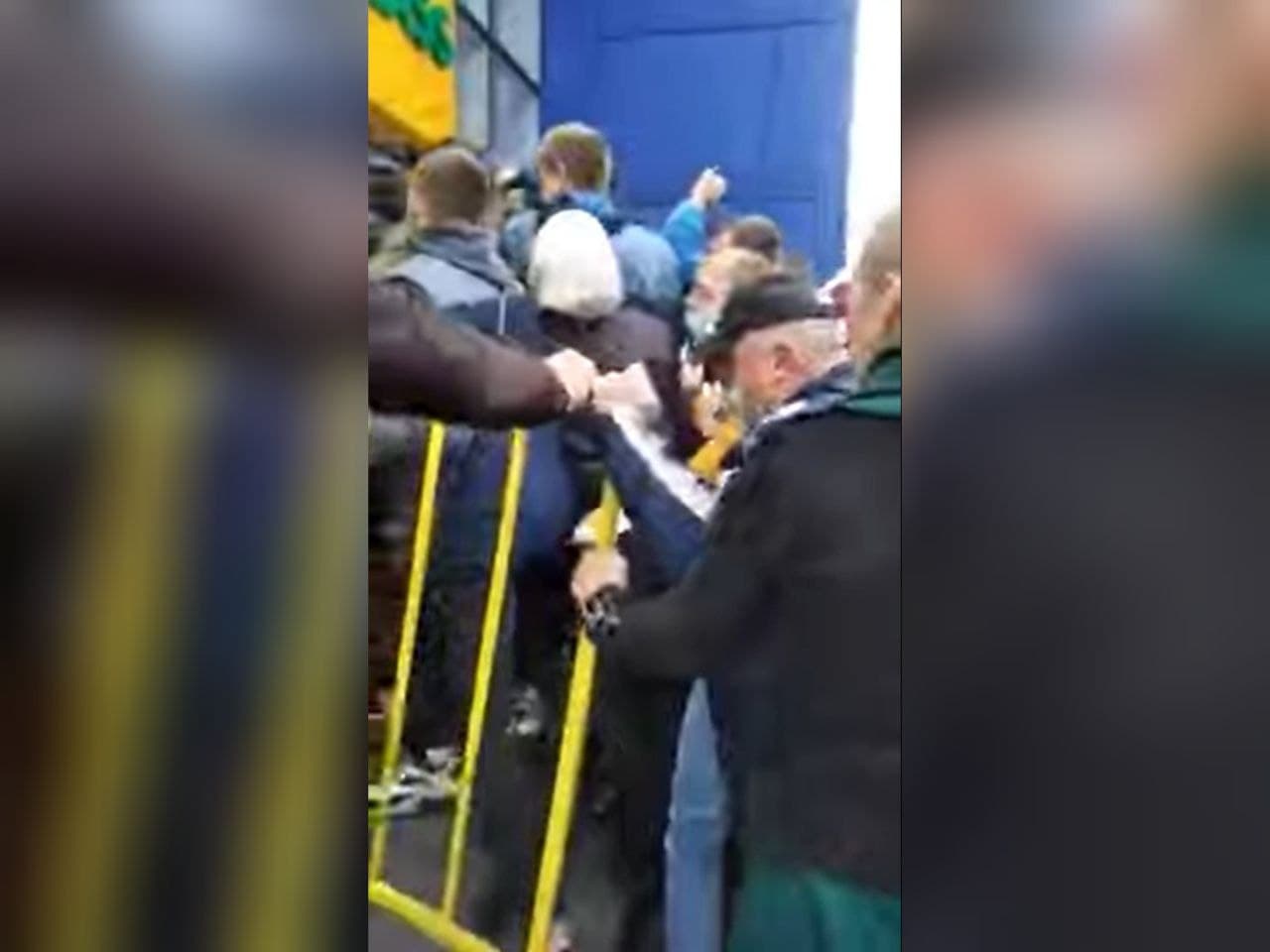 Бои за трусы по-днепровски: толпа людей штурмом взяла секонд-хенд