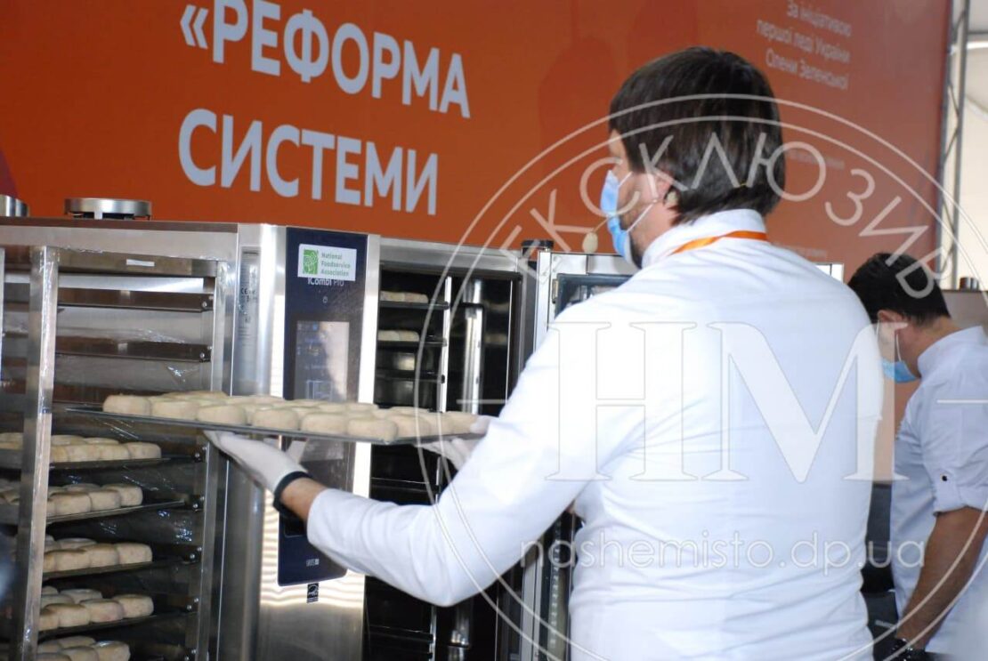 650 человек накормили блюдами из школьного меню - новости Днепра