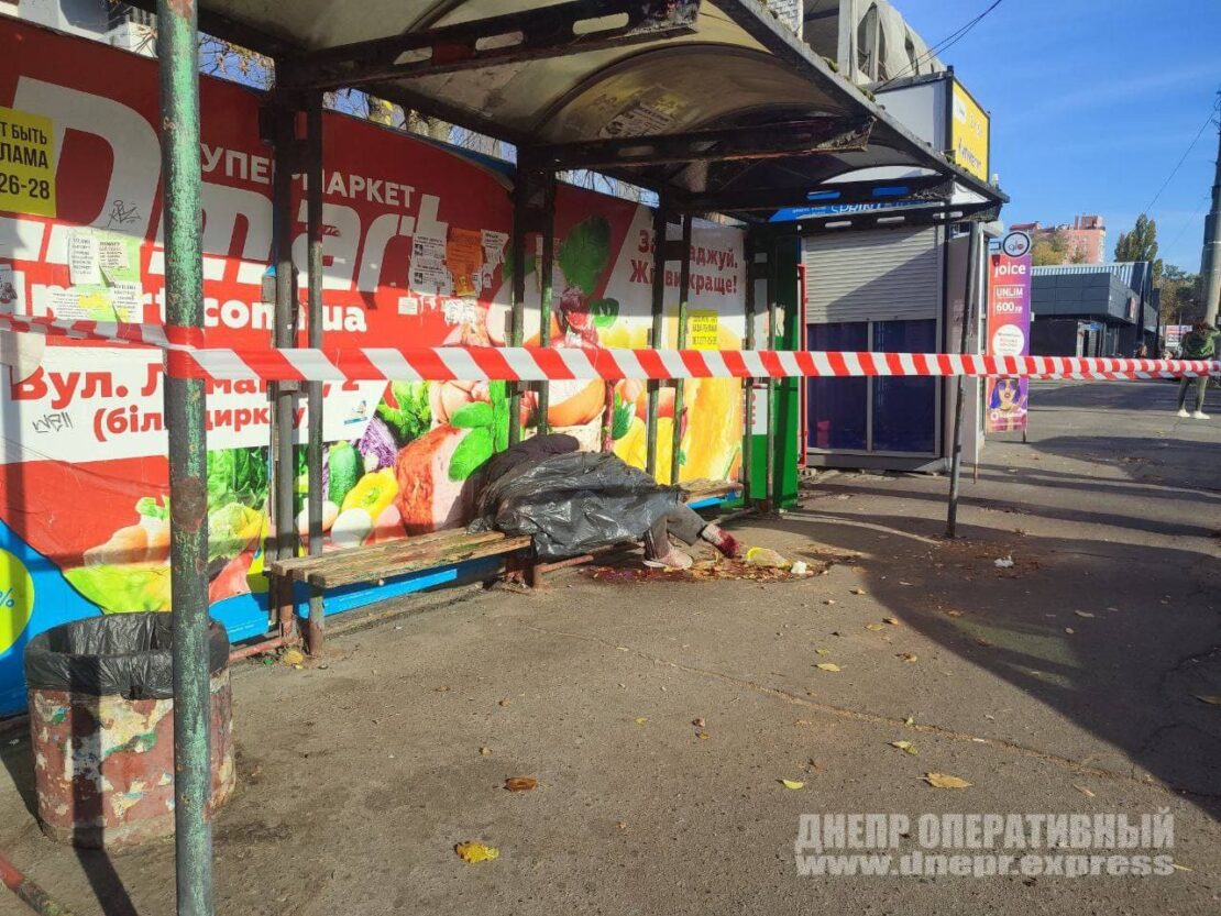 Везде кровавые следы: в Днепре на остановке нашли труп мужчины (Фото)