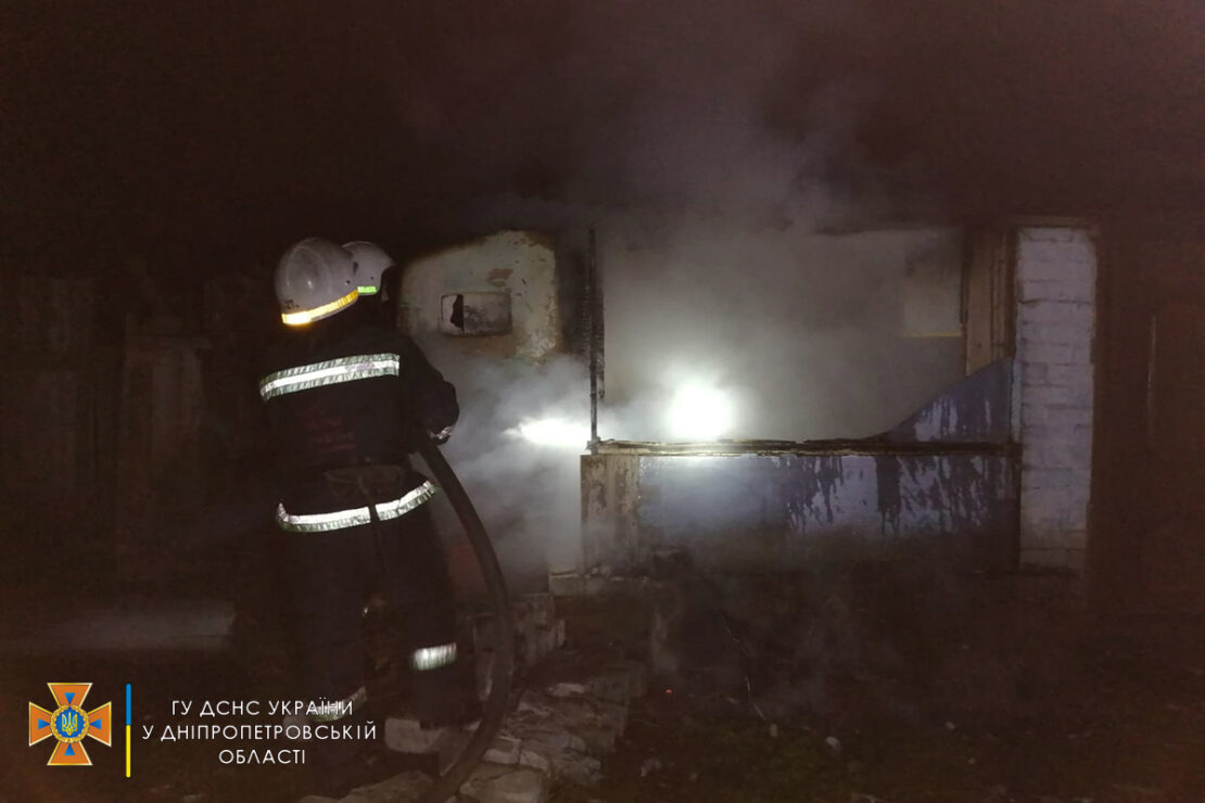 Тушили 11 человек: под Днепром произошел жутки пожар во дворе частного дома