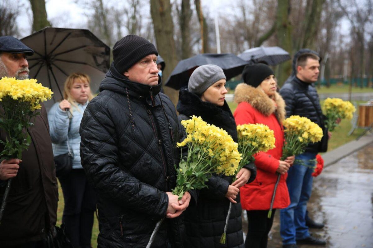 День па'мяті жертв голодоморів: поклали квіти до пам’ятного хреста - новости Днепра