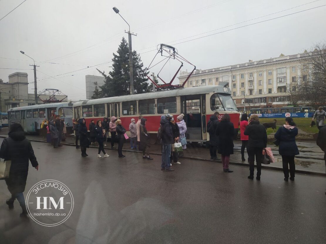 ДТП на Привокзальной площади, трамваи в пробке - новости Днепра