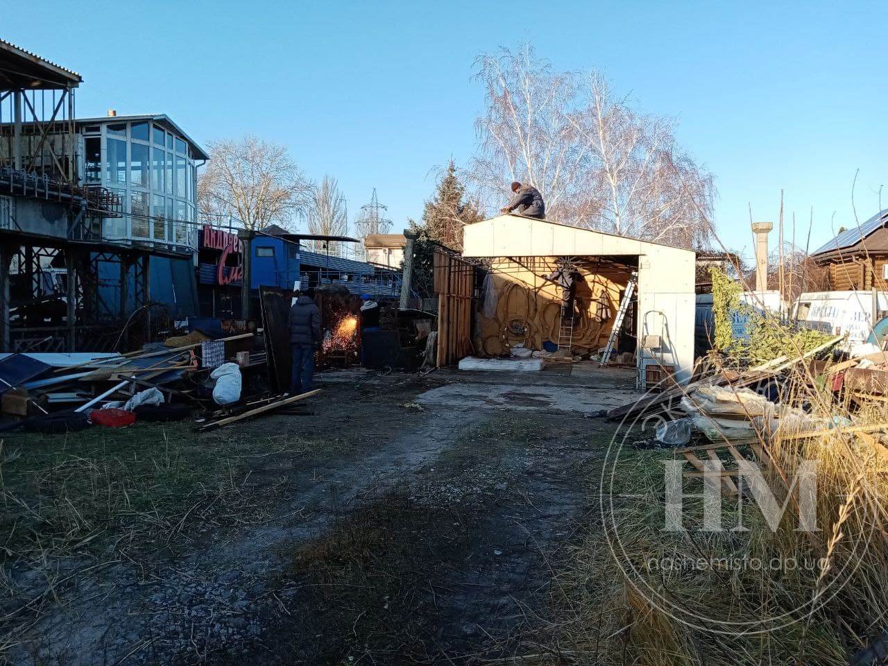 Возле "Андреевского смака" снесли постройки - новости Днепра