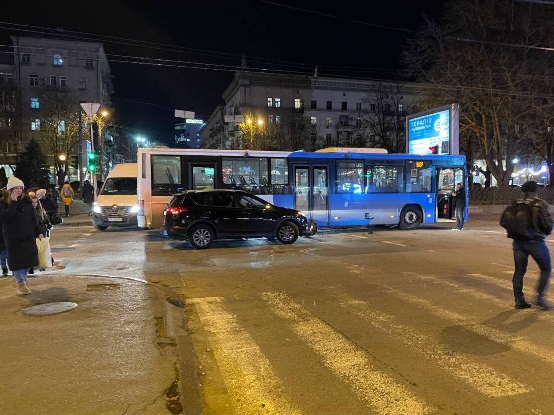 Джип врезался в пассажирский автобус - новости Днепра