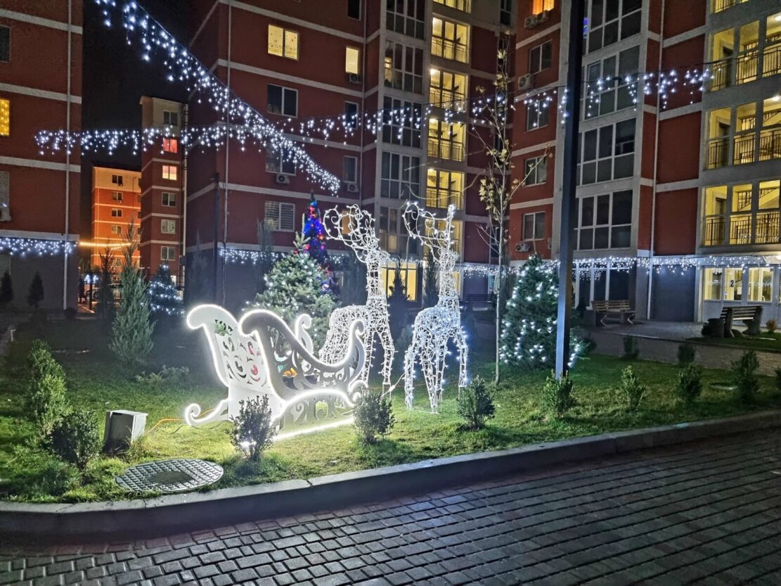 В Днепре на ж/м Левобережный-3 жильцы украсили двор впечатляющей иллюминацией (фото)