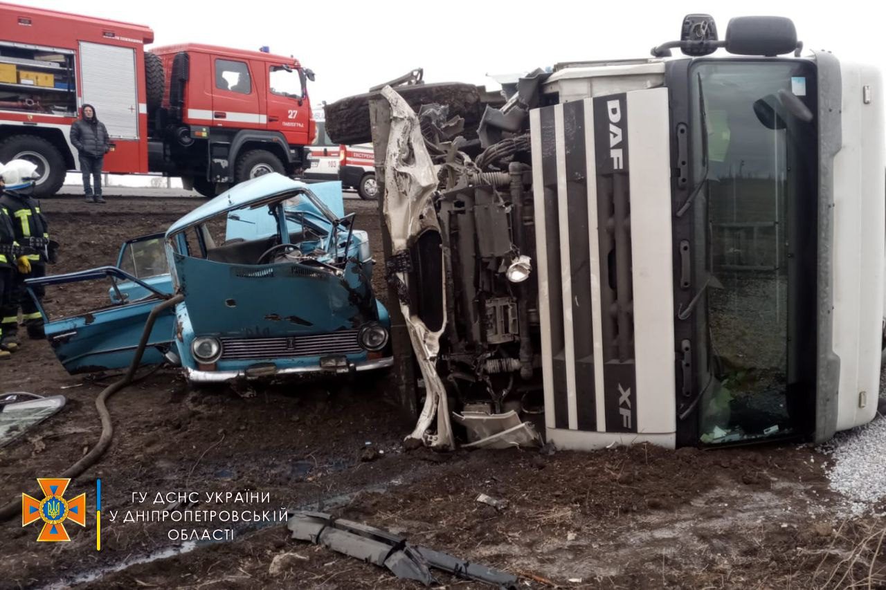 Жуткое ДТП между легковым авто и грузовиком - новости Днепра