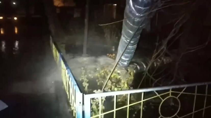 Среди ночи грузовик снес теплотрассу 10.12 - новости Днепра