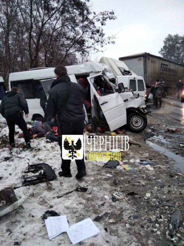 Жуткое ДТП в Черниговской области: 11 человек погибли