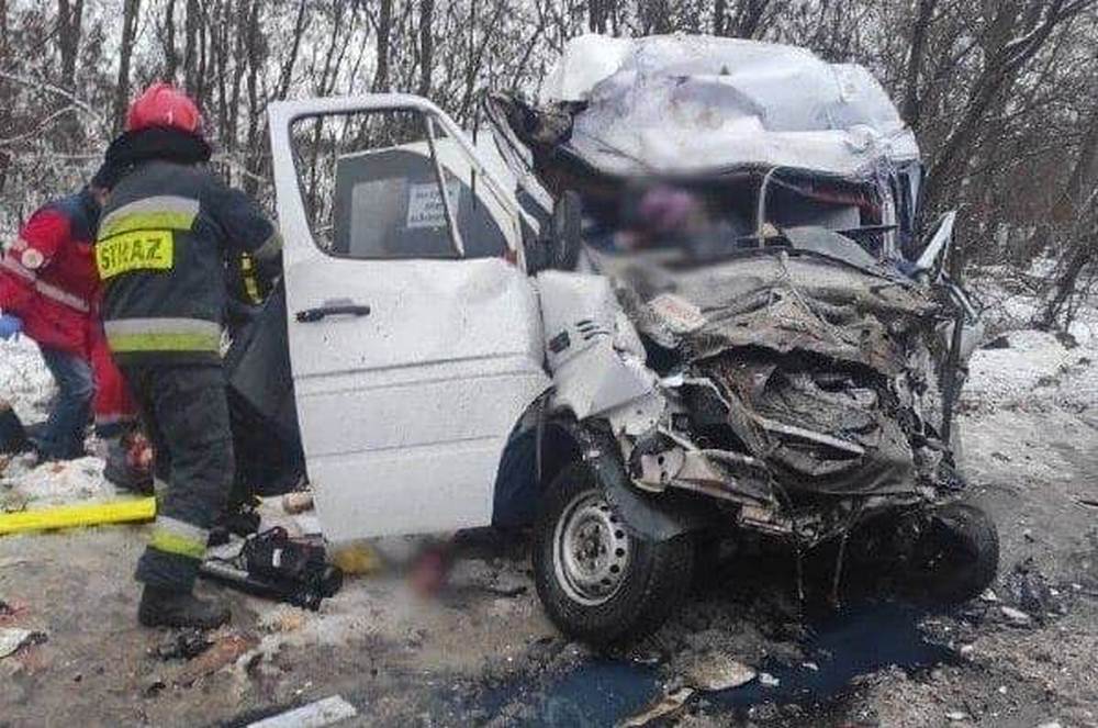 Жуткое ДТП в Черниговской области: 11 человек погибли