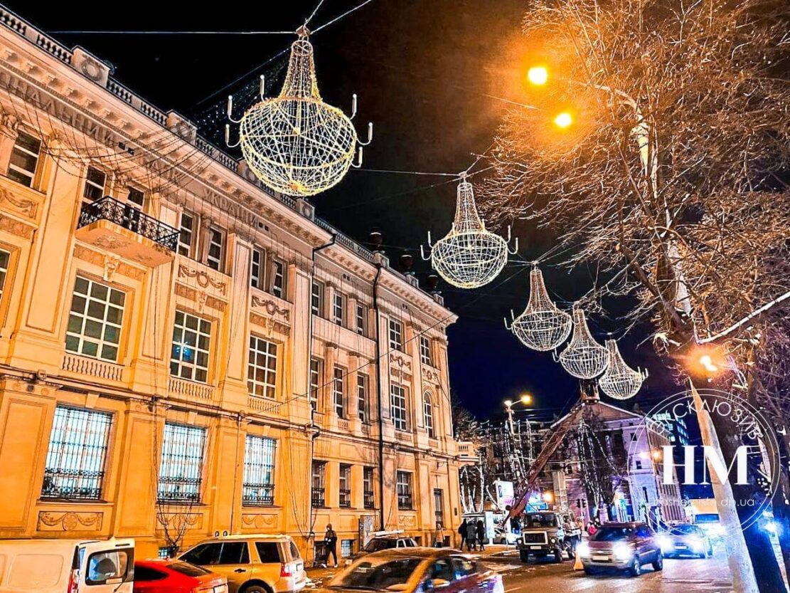 В центре повесили десятки люстр (Фото) - новости Днепра