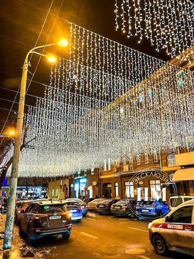 В центре повесили десятки люстр (Фото) - новости Днепра