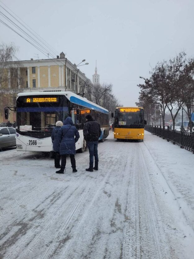 Снегопад в Днепре парализовал движение - новости Днепра