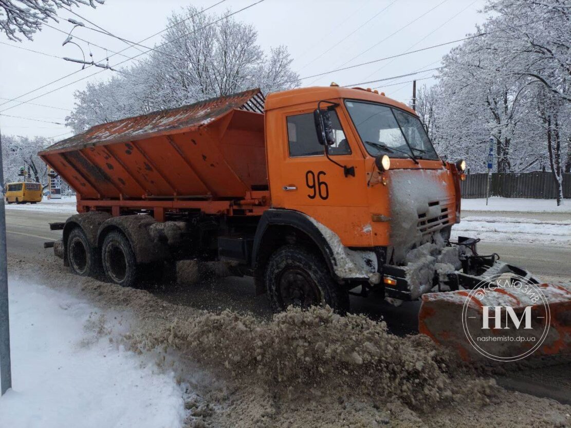 Как ликвидируют последствия снегопада 28.12.21 - новости Днепра