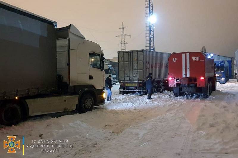 Всю ночь вытаскивали фуры: в Днепре грузовики застряли в снежных ловушках (Фото)