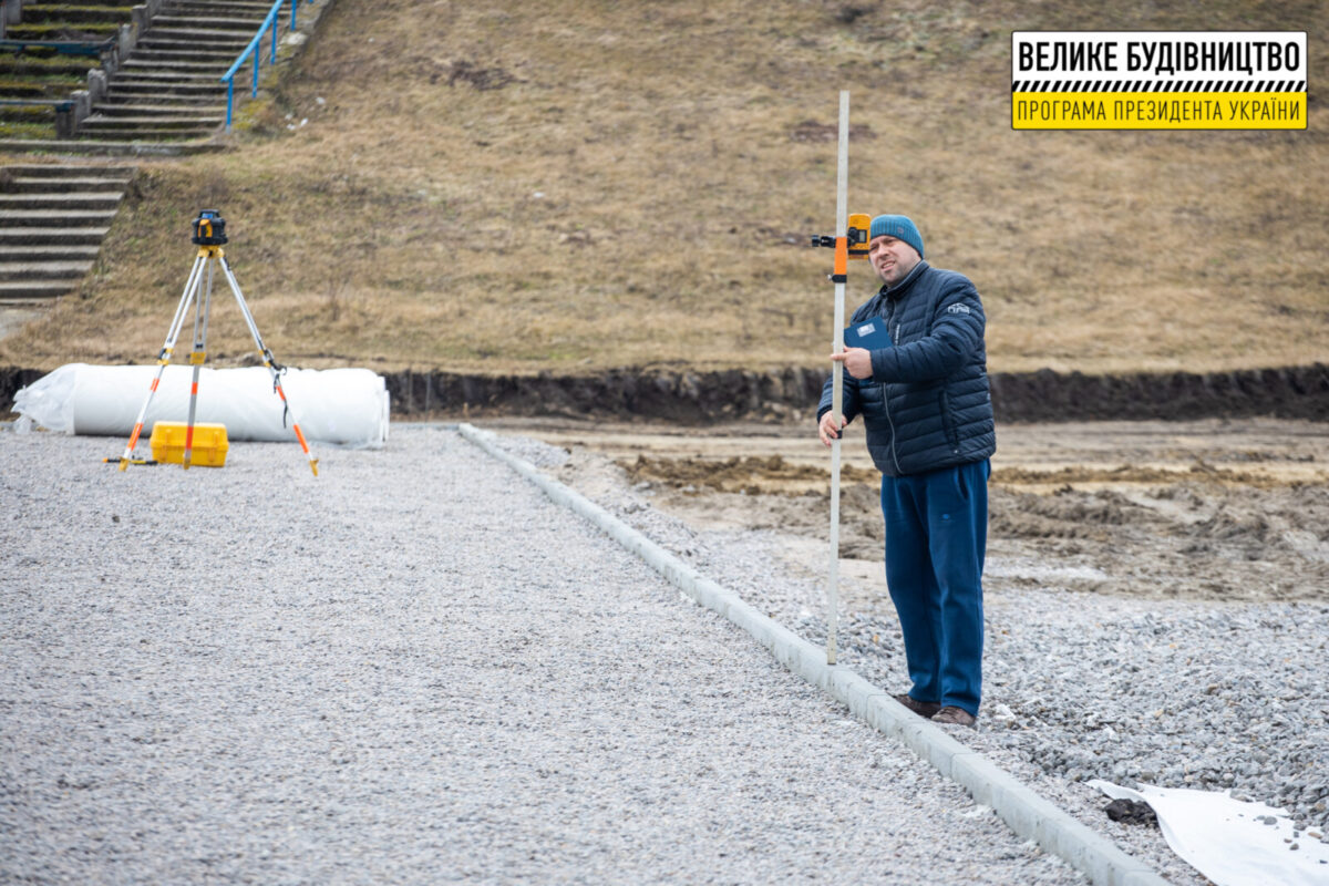«Створюємо сучасні умови для занять фізкультурою та спортом. У містах, селах та селищах Дніпропетровщини облаштовуємо ігрові майданчики, будуємо басейни, реконструюємо стадіони, – зазначив Валентин Резніченко. – Нове життя отримає і стадіон «Діброва» у селищі Царичанка». Стадіон «Діброва» побудували у Царичанці на початку 1980-х років. Але за роки без ремонту стадіон занепав. Нині спортивний об’єкт відновлюють за програмою Президента України Володимира Зеленського «Велике будівництво». За проектом, на футбольному полі укладуть штучну траву. Поряд буде майданчик для міні-футболу, волейболу, баскетболу. А ще – легкоатлетична доріжка на чотири смуги та воркаут-зона з тренажерами. Нині підрядники роблять основу під майбутні бігові доріжки та ігрові майданчики.