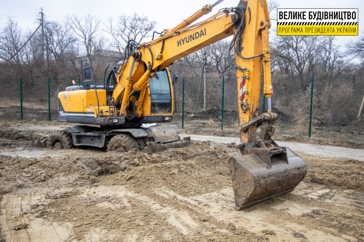 «Створюємо сучасні умови для занять фізкультурою та спортом. У містах, селах та селищах Дніпропетровщини облаштовуємо ігрові майданчики, будуємо басейни, реконструюємо стадіони, – зазначив Валентин Резніченко. – Нове життя отримає і стадіон «Діброва» у селищі Царичанка». Стадіон «Діброва» побудували у Царичанці на початку 1980-х років. Але за роки без ремонту стадіон занепав. Нині спортивний об’єкт відновлюють за програмою Президента України Володимира Зеленського «Велике будівництво». За проектом, на футбольному полі укладуть штучну траву. Поряд буде майданчик для міні-футболу, волейболу, баскетболу. А ще – легкоатлетична доріжка на чотири смуги та воркаут-зона з тренажерами. Нині підрядники роблять основу під майбутні бігові доріжки та ігрові майданчики.