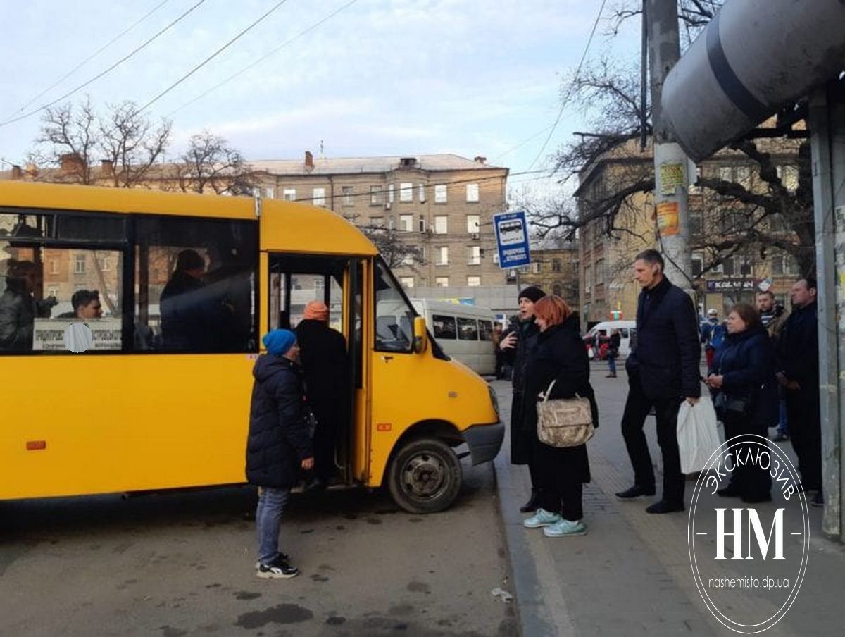 Водитель остановил маршрутку и потерял сознание - новости Днепра