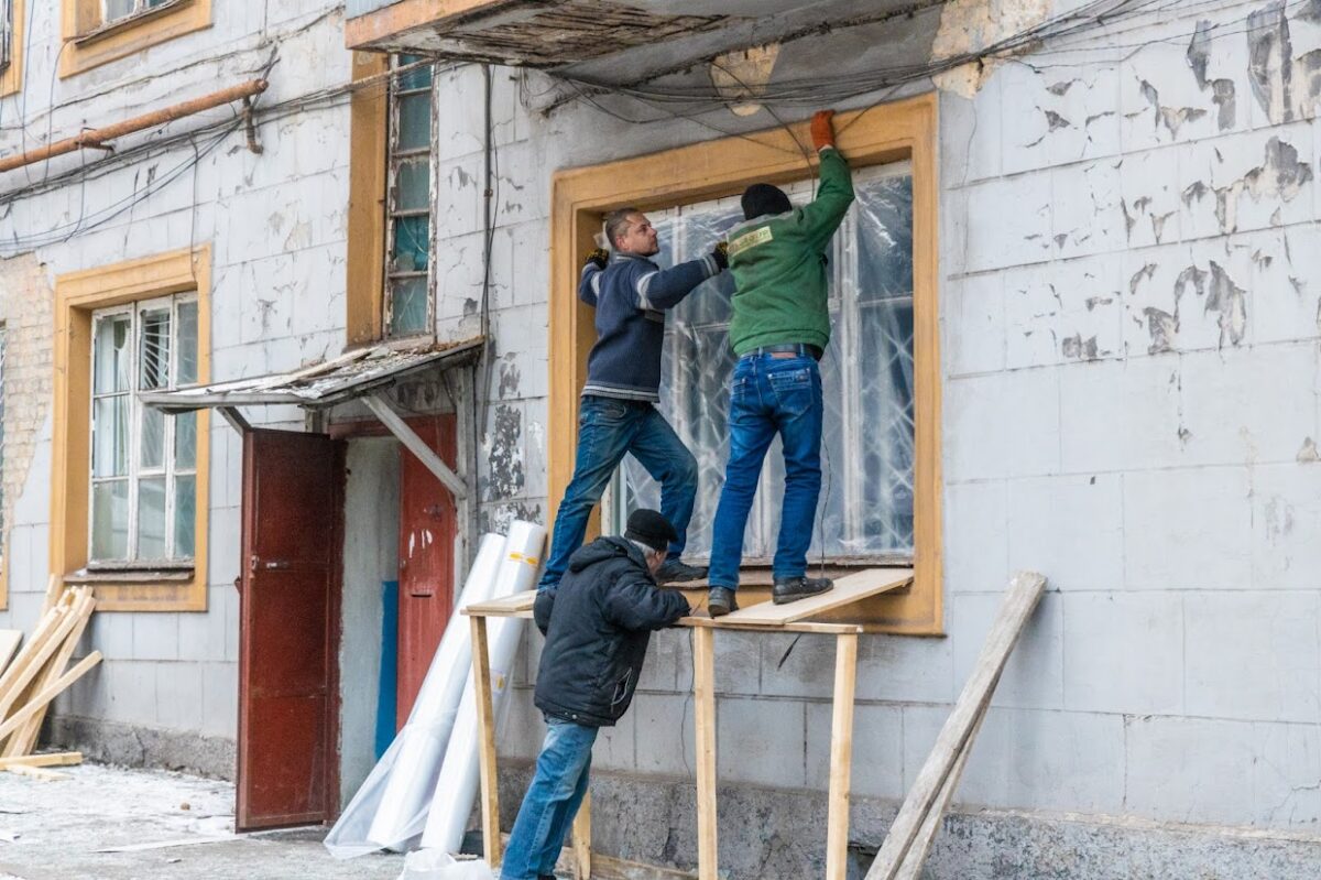 В Днепре приводят в порядок поврежденные утренними обстрелами дома - новости Днепра