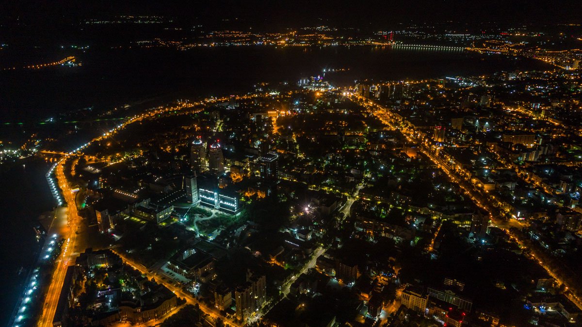 Голова Дніпропетровської облради Микола Лукашук, підводячи підсумки 28 дня героїчної оборони України, відмітив, що на Дніпропетровщині сьогодні було тихо і спокійно, повідомляє сайт «Наше Місто». «Наші захисники, як і раніше, напоготові. Захищають область, захищають країну. В ЗСУ повний контроль на всіх напрямках. Вдячний нашим військовим і силам тероборони за ще один мирний день. Нині школи Дніпропетровщини повернулися до дистанційки. Майже 350 тисяч школярів долучилися до навчального процесу в онлайн-режимі. Є серед них і діти внутрішньо переміщених осіб - це понад 1300 учнів. Так що поступово область повертається до звичного життя. Це також видно і на прикладі підприємців: кав‘ярні, крамниці, спортзали відчиняють свої двері для відвідувачів і повертаються до роботи. Тих підприємців, які цього ще не зробили, знову закликаю вливатися в звичний графік. Це важливо для нашої економіки, це потрібно для нашої перемоги. Наразі діє ціла низка програм, які Уряд прийняв для підтримки бізнесу. Я про це сьогодні вже повідомляв. Тож, будь ласка, починайте працювати. Якщо потрібна підтримка - держава готова її вам надати. Як мені сьогодні повідомили, дехто з аграріїв за кілька днів вже планує виводити в поля техніку для початку посівної. І це ще одна хороша новина. Посівна кампанія в нас має стартувати вчасно. Обласна рада і обласна військова адміністрація на зв‘язку з фермерами. Дуже сподіваємось, що безпекова ситуація залишатиметься такою ж стабільною і аграрії почнуть сіятися. Пам‘ятайте, що перемога близько. Підтримуйте ЗСУ, вірте в наших захисників. Мирної ночі всім нам», - відмітив Микола Лукашук.