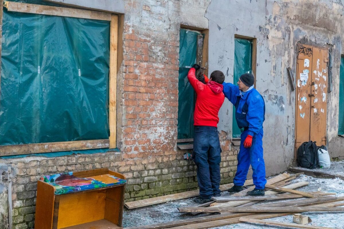 В Днепре приводят в порядок поврежденные утренними обстрелами дома - новости Днепра