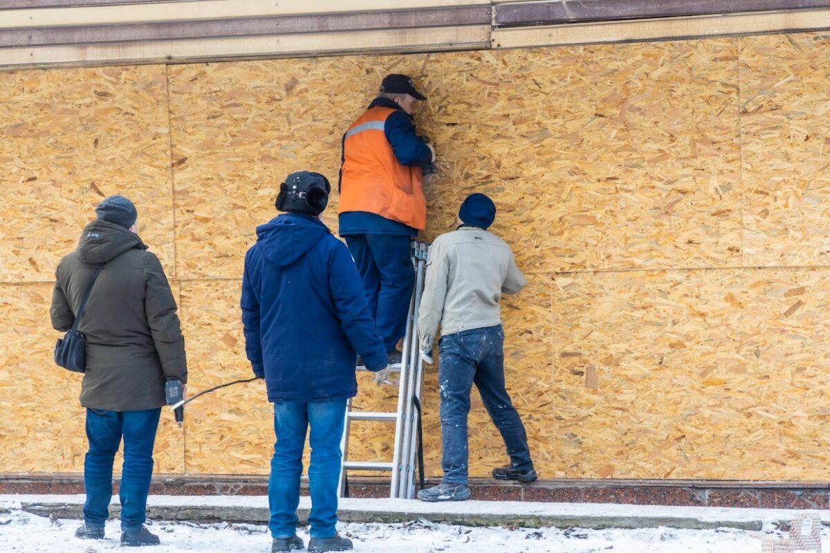 В Днепре приводят в порядок поврежденные утренними обстрелами дома - новости Днепра