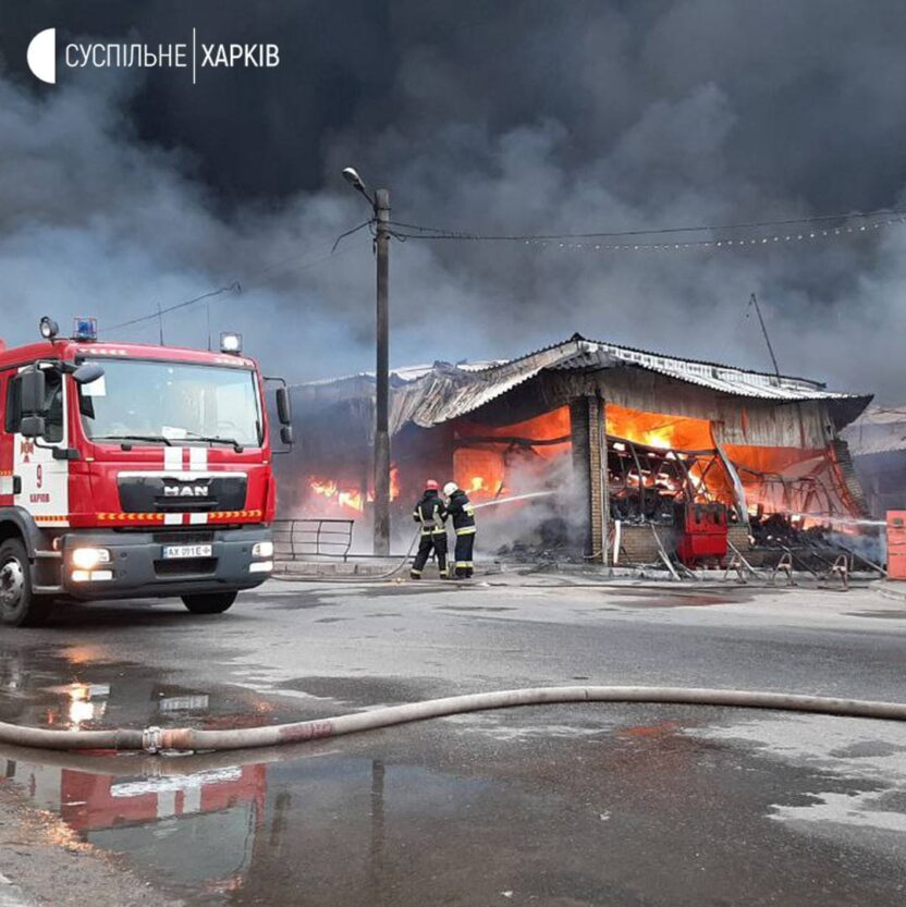 В Харькове из-за обстрелов оккупантов горит крупнейший рынок в восточной Европе (фото)