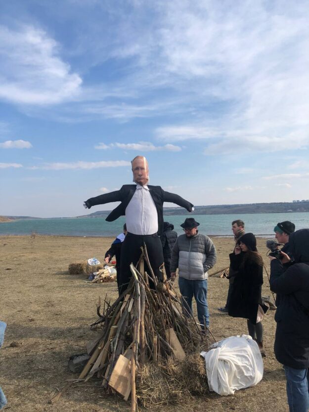 Это было нечто: в Тбилиси сожгли чучело путина (Фото, видео)