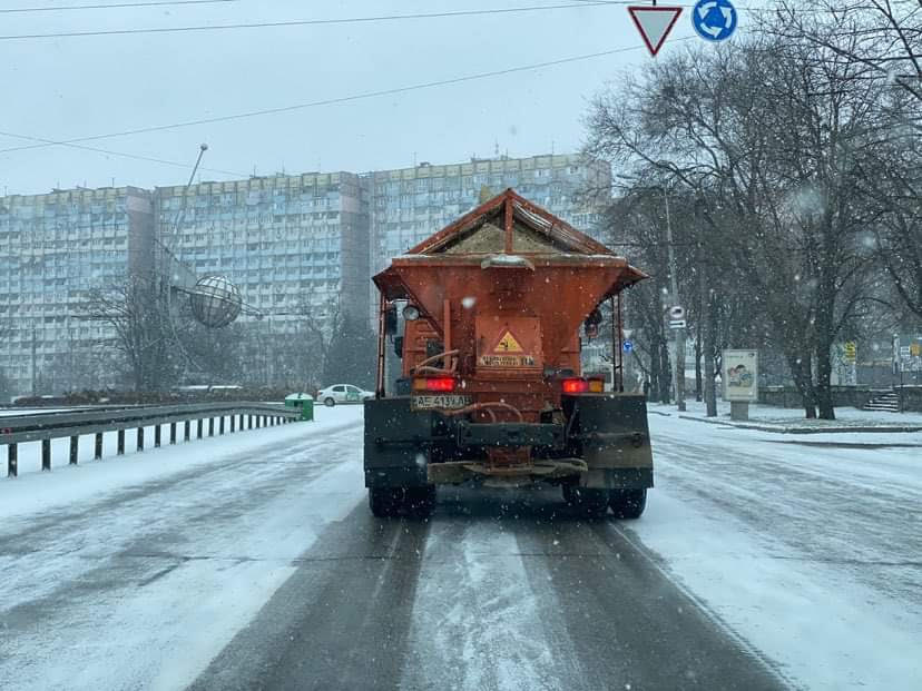 Коммунальщики ликвидируют последствия циклона - новости Днепра