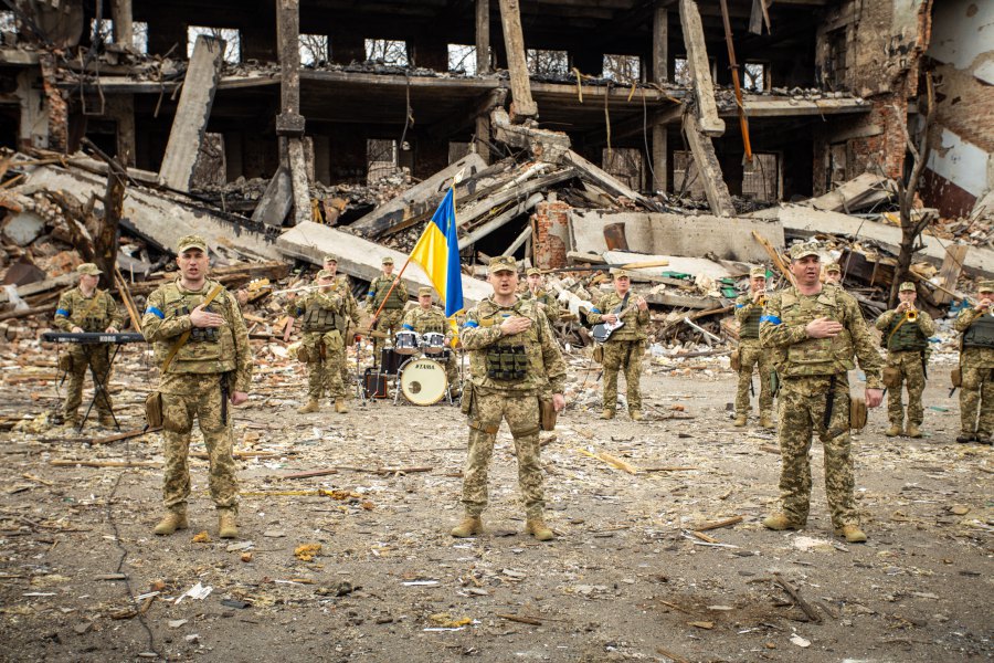 На Днепропетровщине военные спели на руинах - новости Днепра