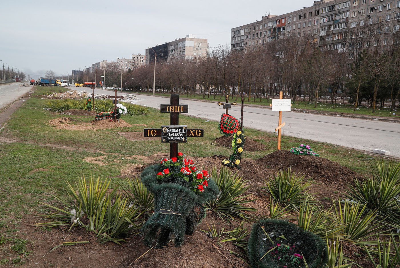 В Мариуполе рашисты выкапывают трупы из могил во дворах