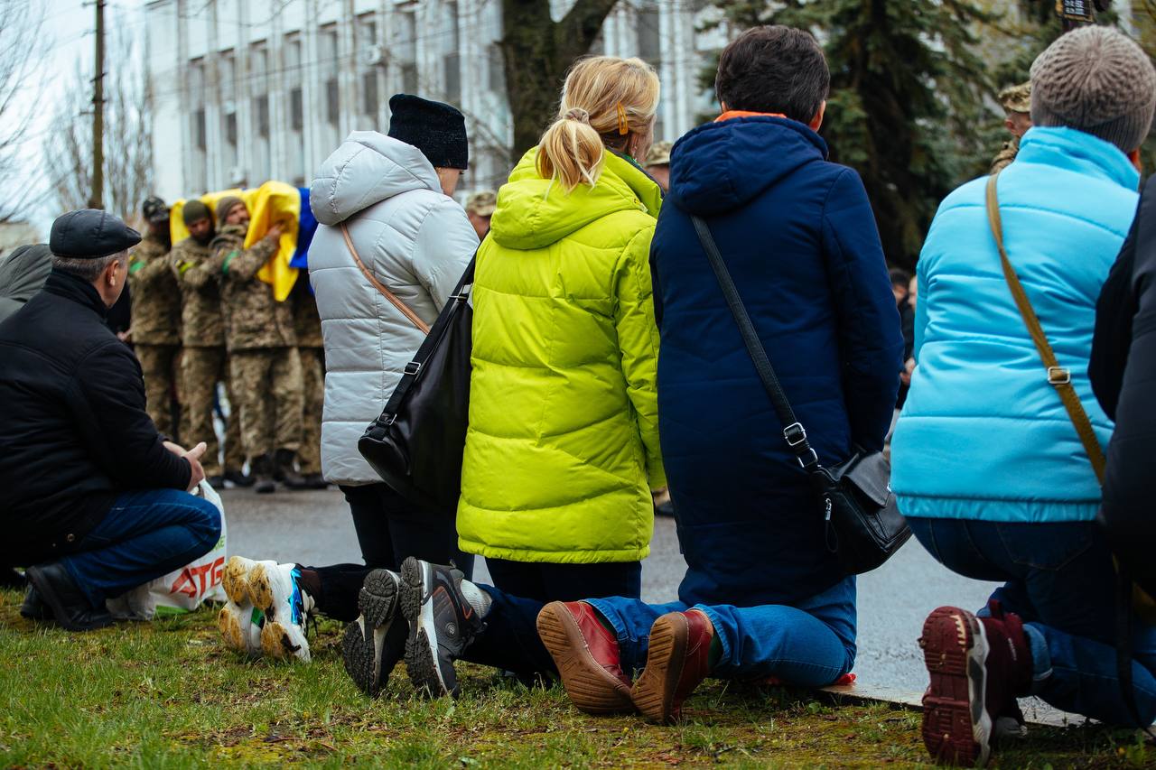 У Марганці все місто на колінах прощалося з героєм - новости Днепра