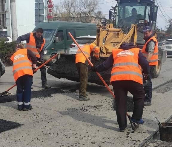 В Днепре дорожные службы продолжают ремонтировать городские автодороги