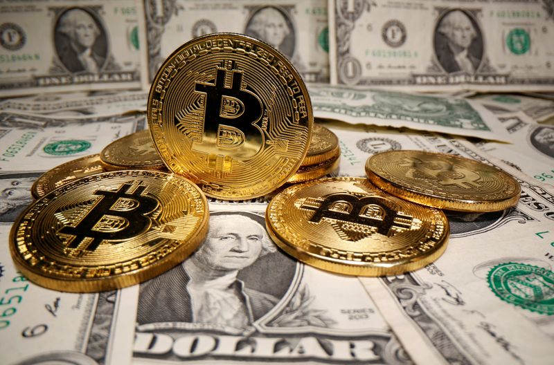 Стоимость биткоина упала ниже 30 тысяч долларов