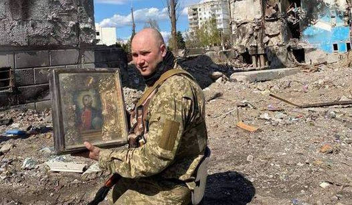 В Бородянке под завалами нашли уцелевшую после бомбежек икону