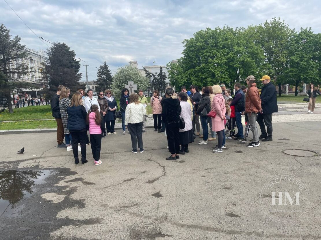Для переселенцев провели бесплатную пешеходную экскурсию - новости Днепра