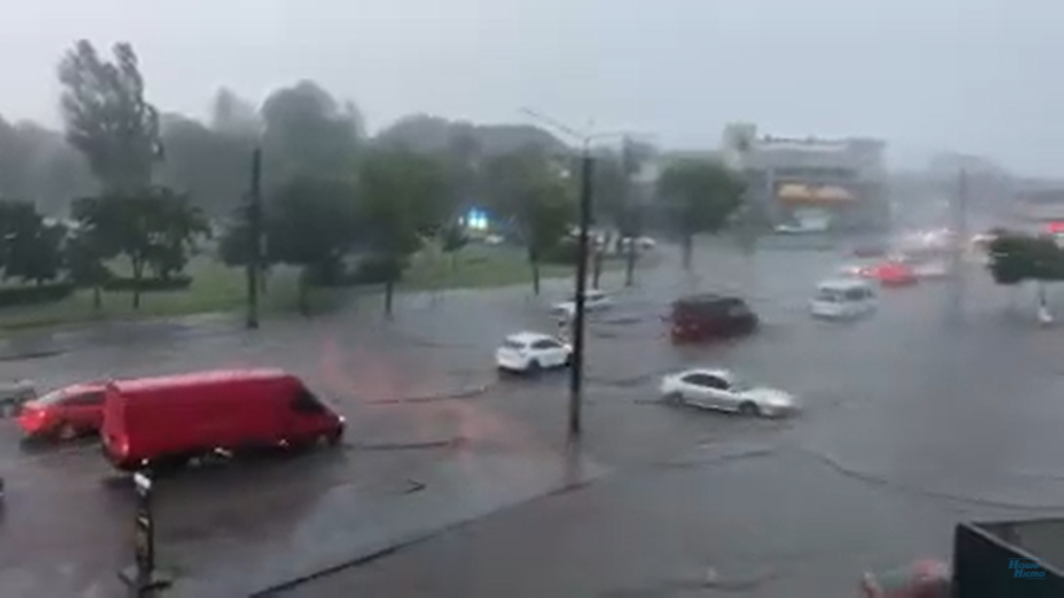 В Кривом Роге бушует непогода: машины плывут по улицам