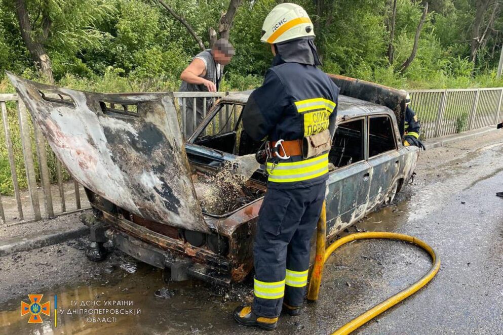 У Дніпрі на ходу загорілись "Жигулі" (Фото). Новини Дніпра