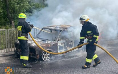 У Дніпрі на ходу загорілись "Жигулі" (Фото). Новини Дніпра