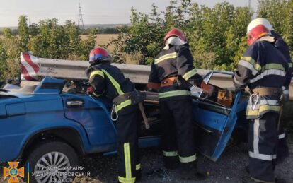 Рятувальники вилучили тіло загиблого водія з понівеченого легковика внаслідок ДТП