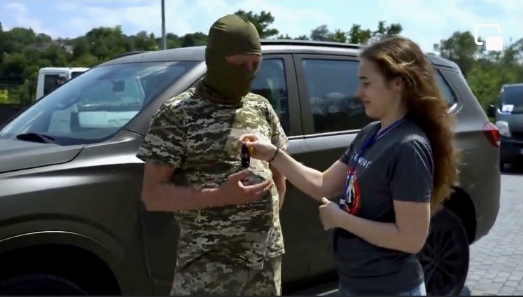 Автівки, тепловізори, форма та продуктовий вантаж для військових: Дніпро передав чергову допомогу