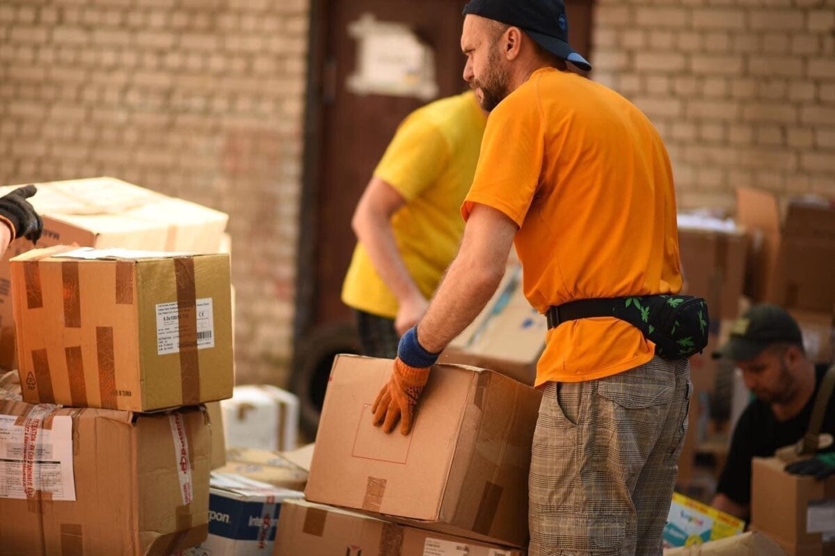 Чергові автівки, продуктові вантажі для військових: Дніпро продовжує наближати перемогу