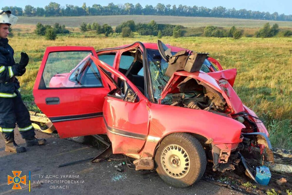 Пасажирів затиснуло всередині: на трасі під Дніпром сталася жахлива ДТП (фото) 