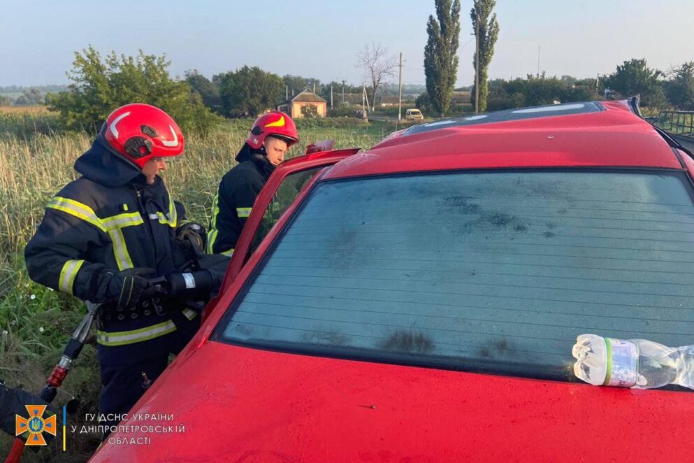 Пасажирів затиснуло всередині: на трасі під Дніпром сталася жахлива ДТП (фото) 