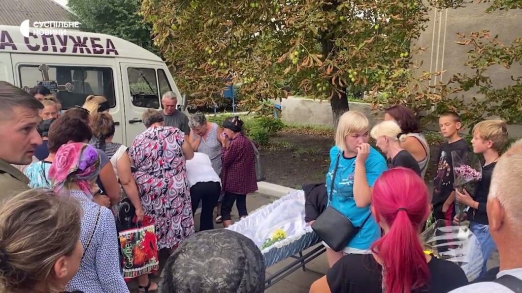 Попрощатися з хлопцями прийшли близькі, односельці та представники місцевої влади. Загиблих хлопчиків відспівав батько УПЦ московського патріархату. Обидві дитини під час обстрілу перебували вдома разом із батьками. Місцева мешканка Олена розповіла про 11-річного хлопчика. З її слів, Владислав виріс у неї на очах. Він був чудовим, активним, веселим та дуже добрим. Загиблий Владислав Рева – син працівника станції Нижньодніпровськ-вузол Сергія Реви. Під час ракетного удару під завалами його будинку опинилися також його молодший син та дружина. Їх удалося врятувати. За життя 13-річного хлопчика наразі борються лікарі.