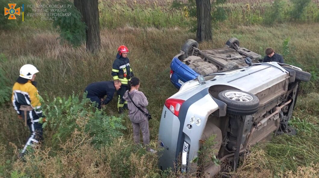 Злетіли з траси та перекинулися: під Дніпром сталася жорстка аварія (фото)