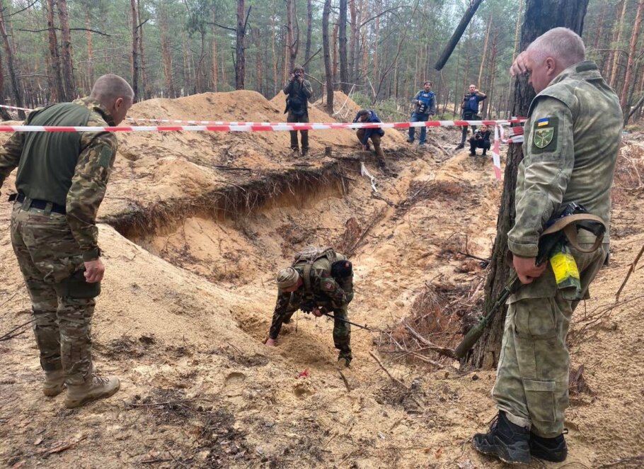 Півтисячі хрестів: у звільненому Ізюмі знайшли масове поховання українців